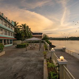Indy Waterfront Resort
